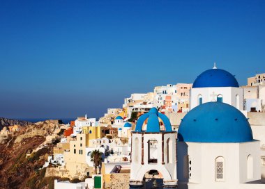 Santorini mavi kubbe kiliseler Oia Köyü, Yunanistan.