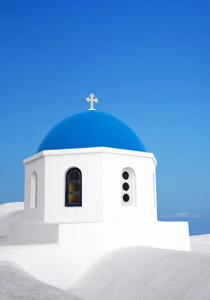 Santorini blauw koepelkerk. Griekenland. — Stockfoto