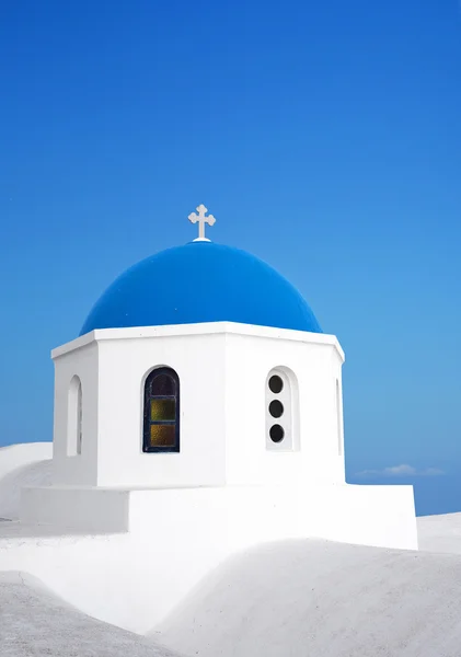 Santorini-Kirche mit blauer Kuppel. Griechenland. — Stockfoto