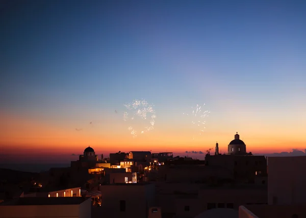 Villaggio di Oia di notte con fuochi d'artificio. Santorini, Grecia . — Foto Stock