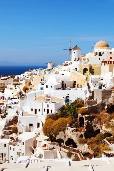 Vesnici Oia s větrným mlýnem. Santorini, Řecko. — Stock fotografie