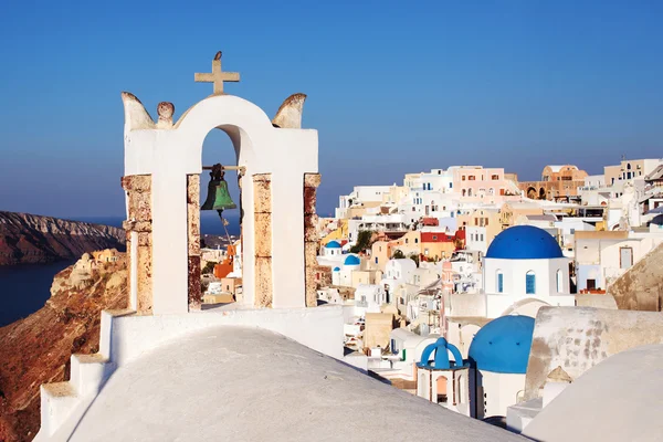 Oia dorp Santorini klokkentoren, Griekenland. — Stockfoto