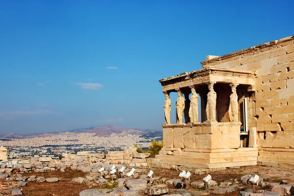 Kariatydy kolumn i świątyni. Ateny, Grecja. — Zdjęcie stockowe