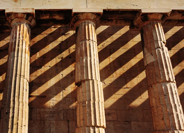 Temple d'Héphaïstos, gros plan des colonnes de style dorique. Athènes . — Photo