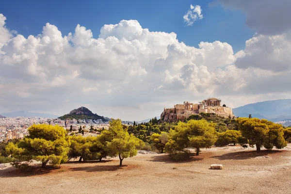 Akropol i wzgórze Filopappos. Ateny, Grecja. — Zdjęcie stockowe