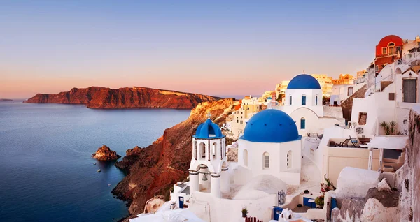 Santorini mavi kubbe kiliseler. Oia Köyü, Yunanistan.