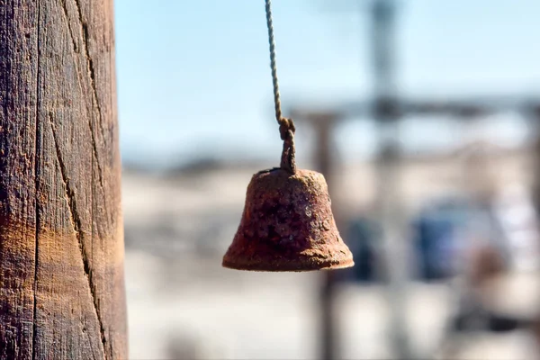 Oude roestige bell in zonsondergang licht — Stockfoto