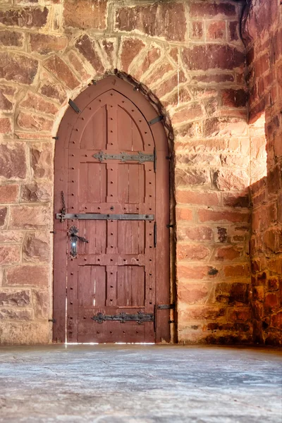 Porta velha em uma casa de castelo de estilo espanhol — Fotografia de Stock