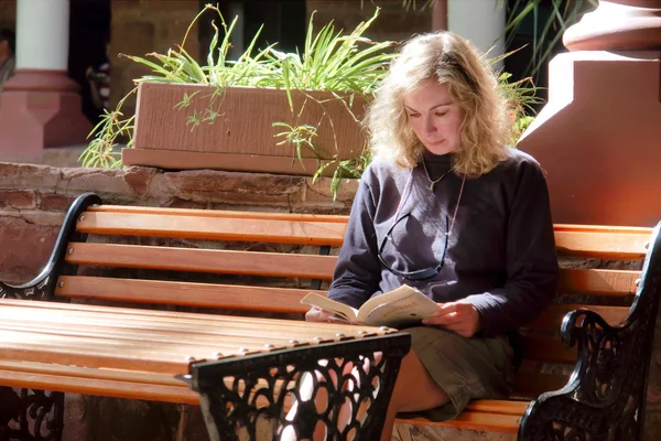 Blonde woman reading a book — Stock Photo, Image