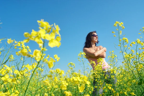 Happy girl on sunny flower field — Stock Photo, Image