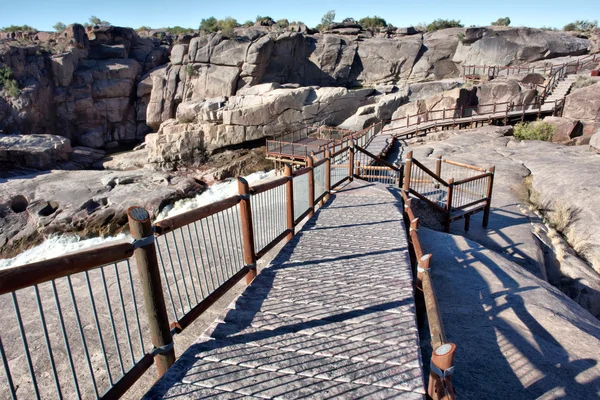 Trä pathwalk bredvid vattenfallet — Stockfoto