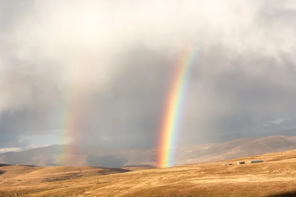 山の中の麦畑の上の虹 — ストック写真