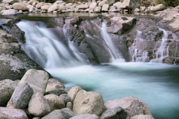 Waldwasserfall in der Dämmerung Stockfoto