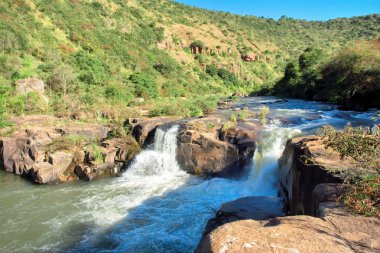 Nehri üzerinde küçük şelale