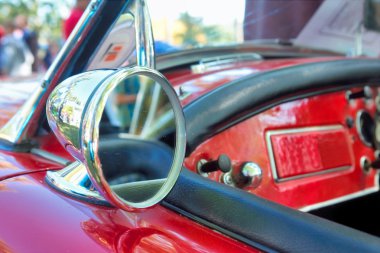 Kırmızı eski model araba detaylar - ayna