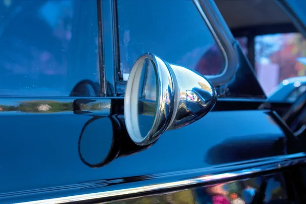 Niebieski rocznika samochodu szczegóły - lustro — Zdjęcie stockowe