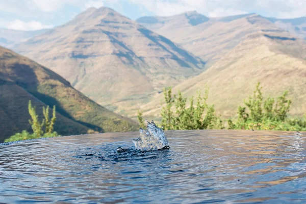 日当たりの良い山地に対しての小さな泉 — ストック写真
