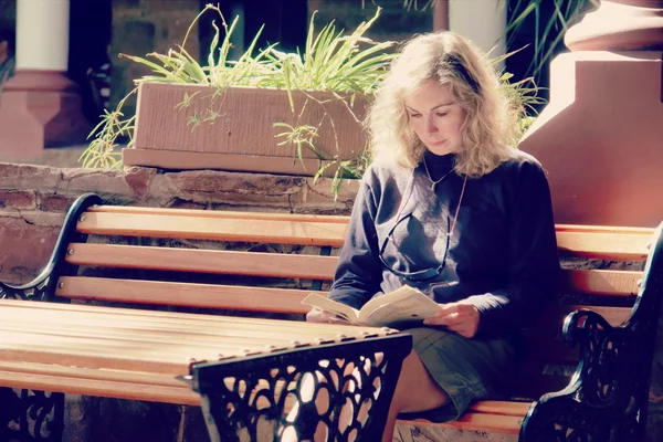 Blonde Frau liest ein Buch - blaues Retro — Stockfoto