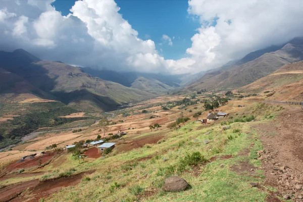 Valle soleado en las montañas — Foto de Stock