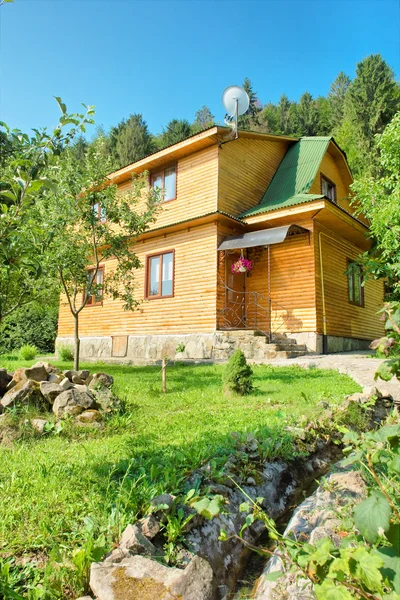 Wooden house on green hill — Stock Photo, Image