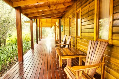 Ahşap sandalye ve masa terasta satırı