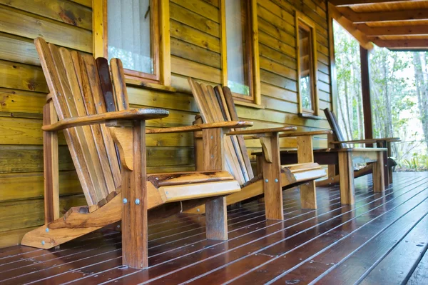 Rangée de chaises en bois sur terrasse — Photo