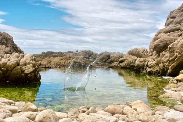 Splashing water with a rock — Stock Photo, Image