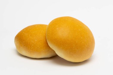 Beyaz arka planda iki küçük buğday çöreği.