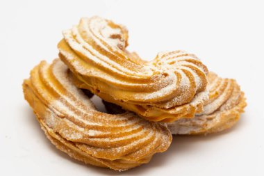 Beyaz arkaplanda kurabiye