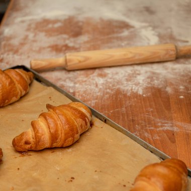 Ev yapımı kruvasanlar. Fırında kruvasan yapma süreci.