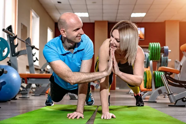 Fitnesstrainerin Mit Einem Mädchen Beim Training Einem Fitnesscenter Stockbild