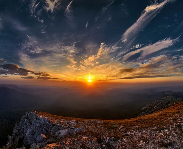 Schöne Aussicht vom chatyrdag bei Sonnenuntergang — Stockfoto