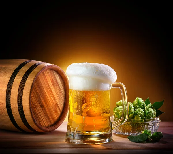 木製のテーブルのビールのグラスをビール樽。暗いれたら — ストック写真