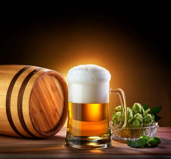 木製のテーブルのビールのグラスをビール樽。暗いれたら — ストック写真