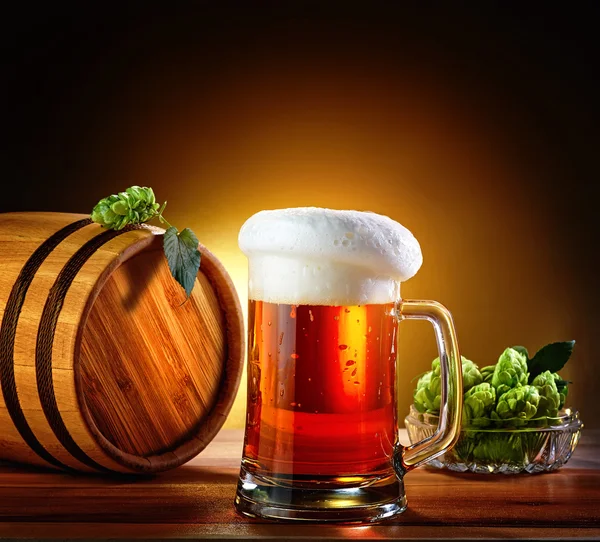 Barile di birra con bicchiere di birra su un tavolo di legno. Il backgrou scuro — Foto Stock