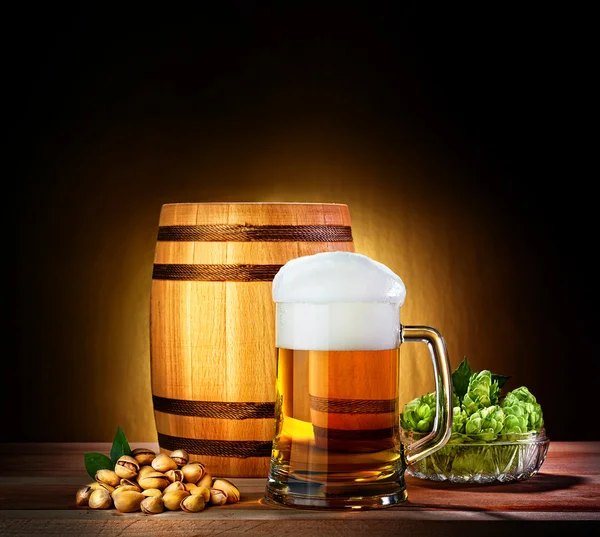 Beer barrel with beer glass on a wooden table. The dark backgrou — Stock Photo, Image