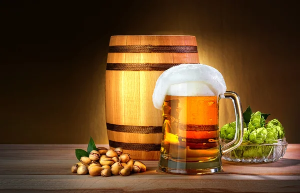 Beer barrel with beer glass on a wooden table. The dark backgrou — Stock Photo, Image