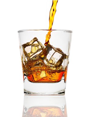 bir cam içine dökülür varlık viski 