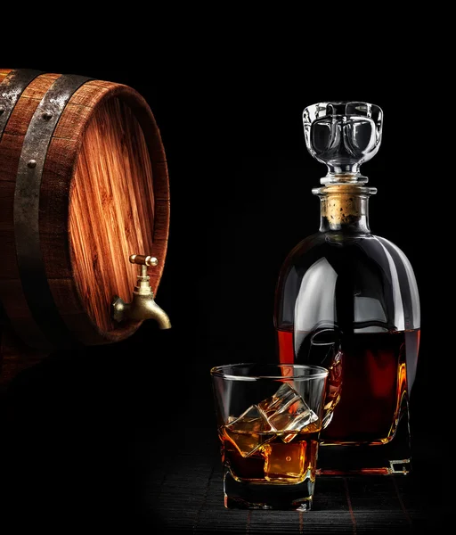 Cognac o acquavite su fondo nero — Foto Stock