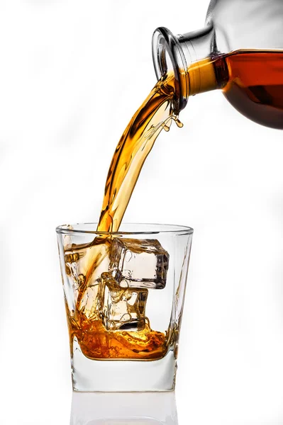 Whiskey wird in ein Glas gegossen — Stockfoto