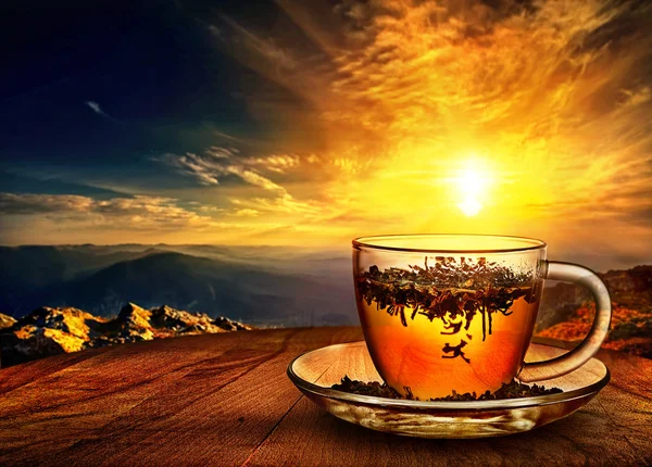 Tasse Tee bei Sonnenuntergang — Stockfoto