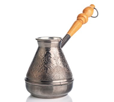 beyaz zemin üzerine kahve demlemek için bakır turk