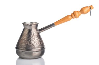 beyaz zemin üzerine kahve demlemek için bakır turk 