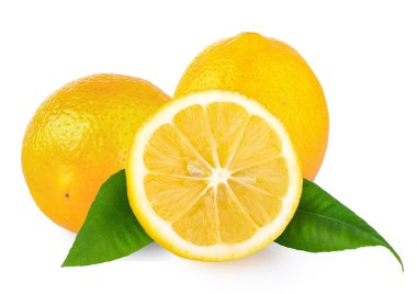 Beyaza izole edilmiş taze limon