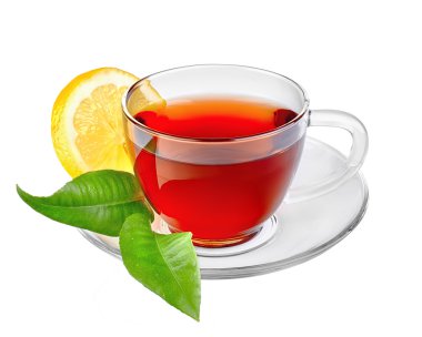 Fincan çay yaprakları limon ile. İzole arka plan üzerinde.