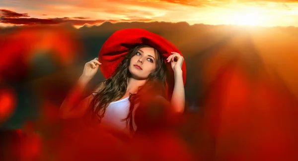 Όμορφο κορίτσι σε ένα πεδίο παπαρούνας στο ηλιοβασίλεμα — Φωτογραφία Αρχείου