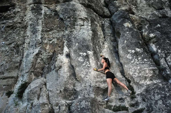 Chica escalador en el fondo de rocas — Foto de Stock