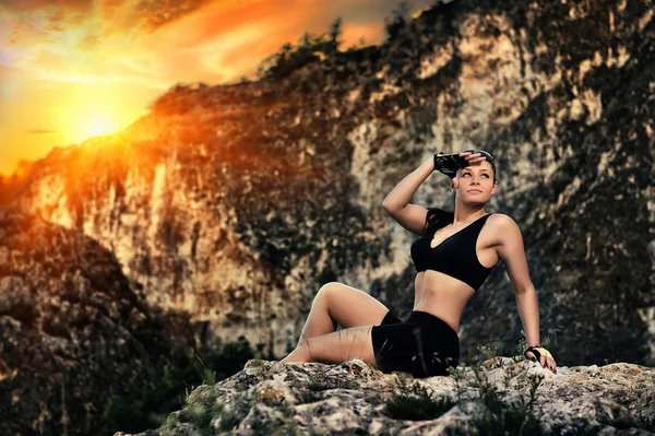 Girl climber on the background of rocks — Stock Photo, Image