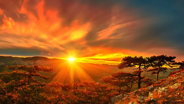 Pôr do sol da montanha e céu colorido com nuvens Fotografia De Stock