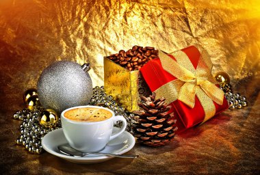 fincan espresso kahve ve Noel dekorasyon